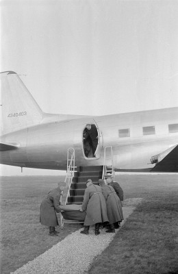 Julius Raab am Flugplatz in Bad Vöslau, © IMAGNO/ÖNB/Harry Weber