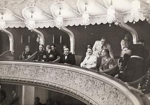 Adolf Hitler bei einer Aufführung von W. A. Mozart