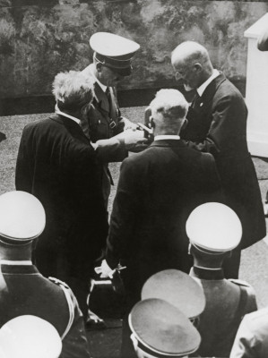 Überreichung der Bruckner Medaille an Adolf Hitler, © IMAGNO/Austrian Archives (S)