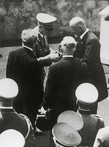 Überreichung der Bruckner Medaille an Adolf Hitler