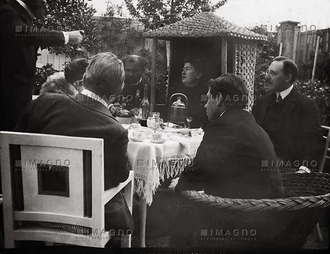 Max Reinhardt, Carl Moll, Alfred Roller (ganz links), Alma Mahler, Gustav Klimt, Anna Moll und Josef Hoffmann im Garten der Villa Carl Moll. Hohe Warte. Photographie von Moritz Nähr. Österreich. Wien. 1905