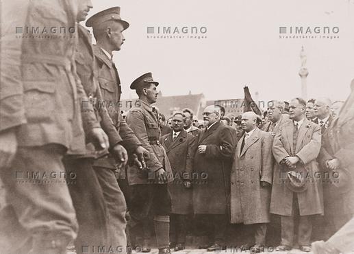 Aufmasch des Republikanischen Schutzbundes in Wiener Neustadt. Photographie. 9. 10. 1928.