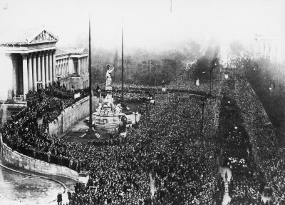 Massendemonstration vor dem Wiener Parlament 1918, © IMAGNO/Austrian Archives