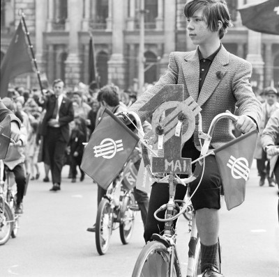 1. Mai: Bub mit geschmücktem Fahrrad, © IMAGNO/Barbara Pflaum