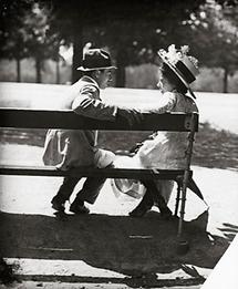 Paar auf der Parkbank