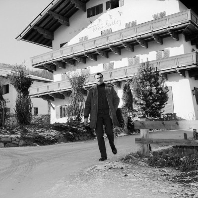 Toni Sailer vor seinem Haus in Kitzbühel, © IMAGNO/Archiv Hajek