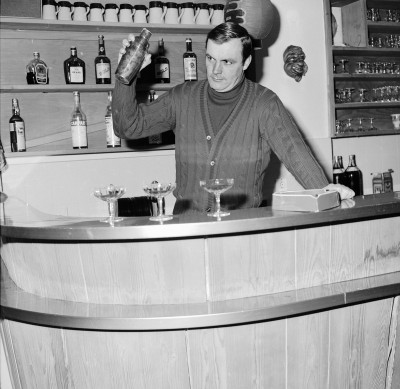 Toni Sailer hinter der Bar in seinem Haus, © IMAGNO/Archiv Hajek