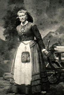Portrait eines Salzburger Milchmädchen in Tracht