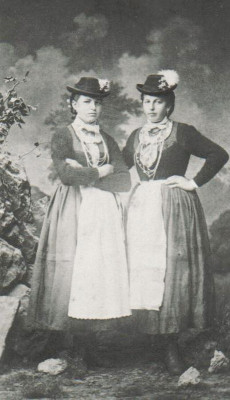 Zwei Frauen in Berchtesgadner Tracht, © IMAGNO/Austrian Archives