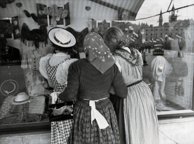 Schaufensterbummel in Salzburg, © IMAGNO/Austrian Archives