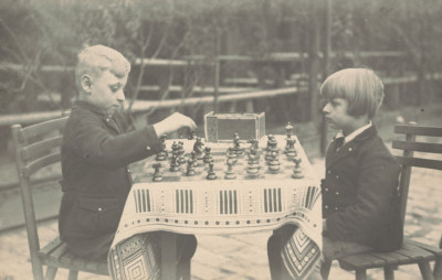 Zwei Kinder in Trachtenjankern beim Schachspielen, © IMAGNO/Austrian Archives