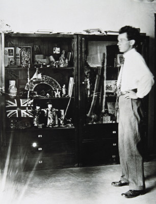 Egon Schiele mit seiner Sammlung volkskundlicher Gegenstände, © IMAGNO/Austrian Archives