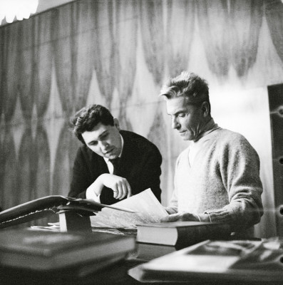 Herbert von Karajan im Gespräch mit Günther Schneider-Siemssen, © IMAGNO/Barbara Pflaum