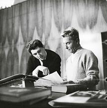 Herbert von Karajan im Gespräch mit Günther Schneider-Siemssen