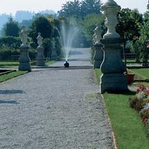 Springbrunnen und Vasen im Park von Stift Seitenstetten
