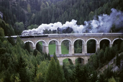 Semmeringbahn: Ein historischer Zug fährt über das Viadukt über die Kalte Rinne, © IMAGNO/Alliance for Nature