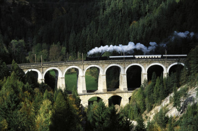 Semmeringbahn: Ein historischer Zug auf dem Viadukt über die Kalte Rinne, © IMAGNO/Alliance for Nature