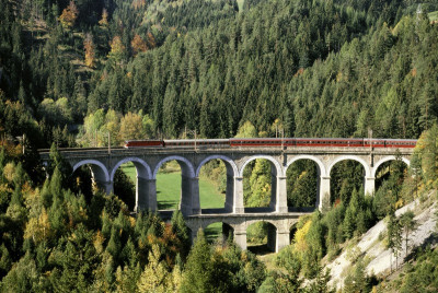 Semmeringbahn: Personenzug auf dem Viadukt über die Kalte Rinne., © IMAGNO/Alliance for Nature