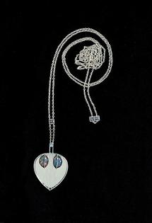 Silberne Halskette mit herzförmigem Anhänger