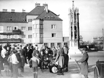Die Wiener Garnison verteilt Nahrungsmittel an Bedürftige, © IMAGNO/Austrian Archives