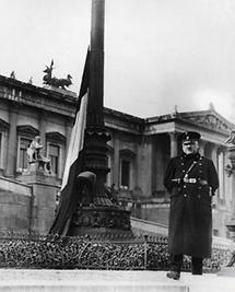 Ein Schutzmann steht vor dem österreichischen Parlament in Wien