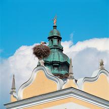 Turmkuppel mit Laterne und einem Storchennest davor