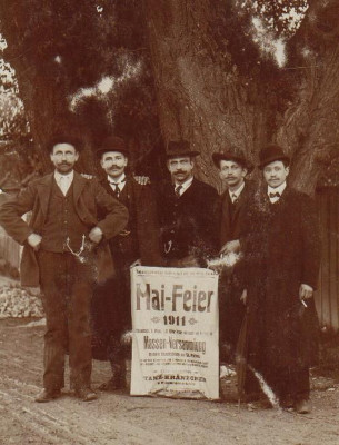 Gruppenportrait von Männern mit einem Plakat, © IMAGNO/Austrian Archives