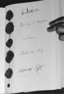 Unterschriften der Aussenminister unter dem  Staatsvertrag am 15. Mai 1955, © IMAGNO/Austrian Archives