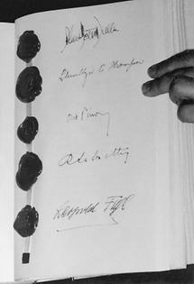 Unterschriften der Aussenminister unter dem  Staatsvertrag am 15. Mai 1955