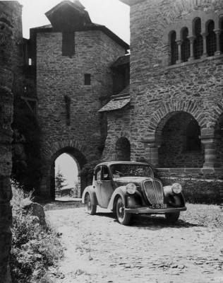 Parkendes Auto im Burghof, © IMAGNO/Austrian Archives (S)