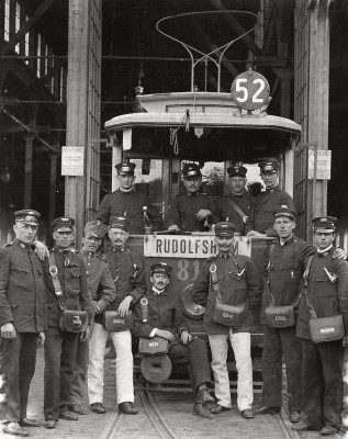Straßenbahnangestellte vor der Remise, © IMAGNO/Austrian Archives