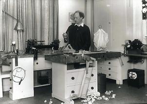 Richard Teschner in seiner Werkstatt