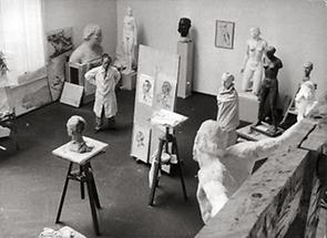 Josef Thorak in seinem Atelier