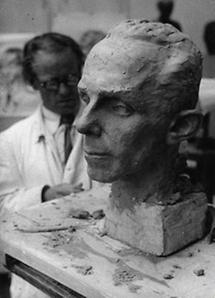 Josef Thorak modelliert ein Bildnis von Josef Goebbels