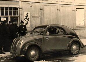 VW-Käfer vor einer Trafik