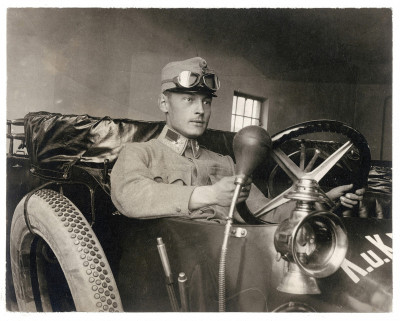 K u K Soldat in einem Auto, © IMAGNO/Austrian Archives