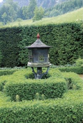 Vogelhaus in einem formalen Gartenbereich des Berghofs in Unterach, © IMAGNO/Gerhard Trumler