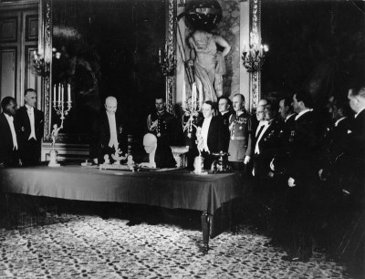 Unterzeichnung der neuen Verfassung Polens, © IMAGNO/Austrian Archives (S)