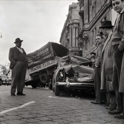 Schaulustige bei einem Autounfall in Wien, © Austrian Archives