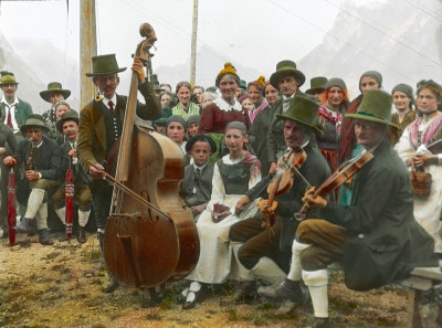 Musikanten und Volkstrachtengruppe, © IMAGNO/Öst. Volkshochschularchiv