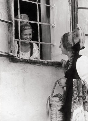 Zwei Mädchen in Wachauer Hauben, © IMAGNO/Austrian Archives