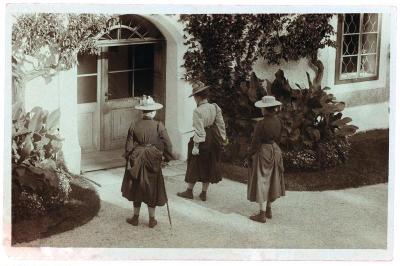 Drei Damen mit Trachtenhüten, © IMAGNO/Skrein Photo Collection