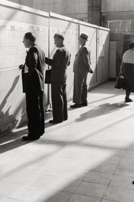 Studium der Fahrpläne am Westbahnhof, © IMAGNO/ÖNB/Harry Weber