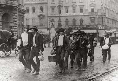 Einrückende auf der Pester Straße in Budapest, © IMAGNO/Austrian Archives