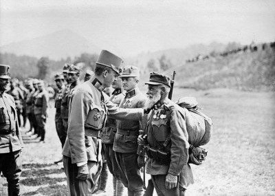 Kaiser Karl I. mit Tiroler Kaiserjägern, © IMAGNO/ÖNB