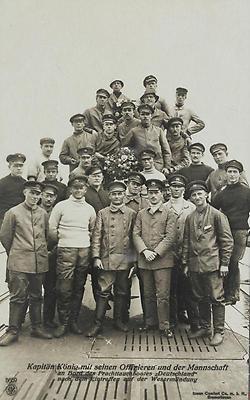 Kapitän König mit seinen Offizieren und der Mannschaft an Bord des Frachttauchbootes, © IMAGNO/Archiv Jontes