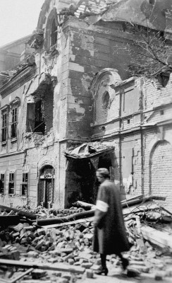 Frau vor einem zerstörten Wiener Palais, © IMAGNO/Austrian Archives