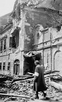 Frau vor einem zerstörten Wiener Palais