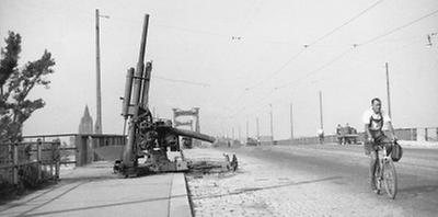 Die Reichsbrücke in Wien kurz nach Ende des Krieges