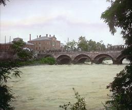 Die alte Stubenbrücke bei Hochwasser